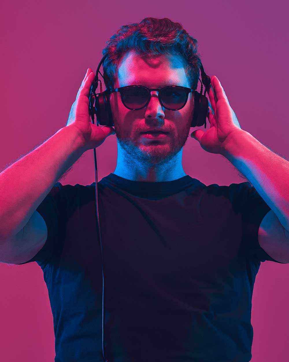 young-caucasian-musician-singing-dancing-in-neon-l-FAJJBFF.jpg